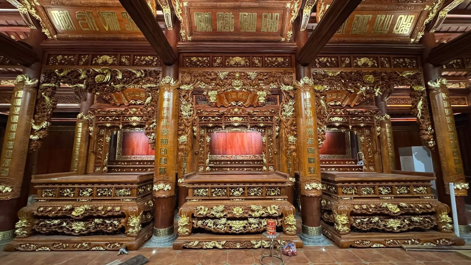 Ba án gian gỗ hương dát vàng