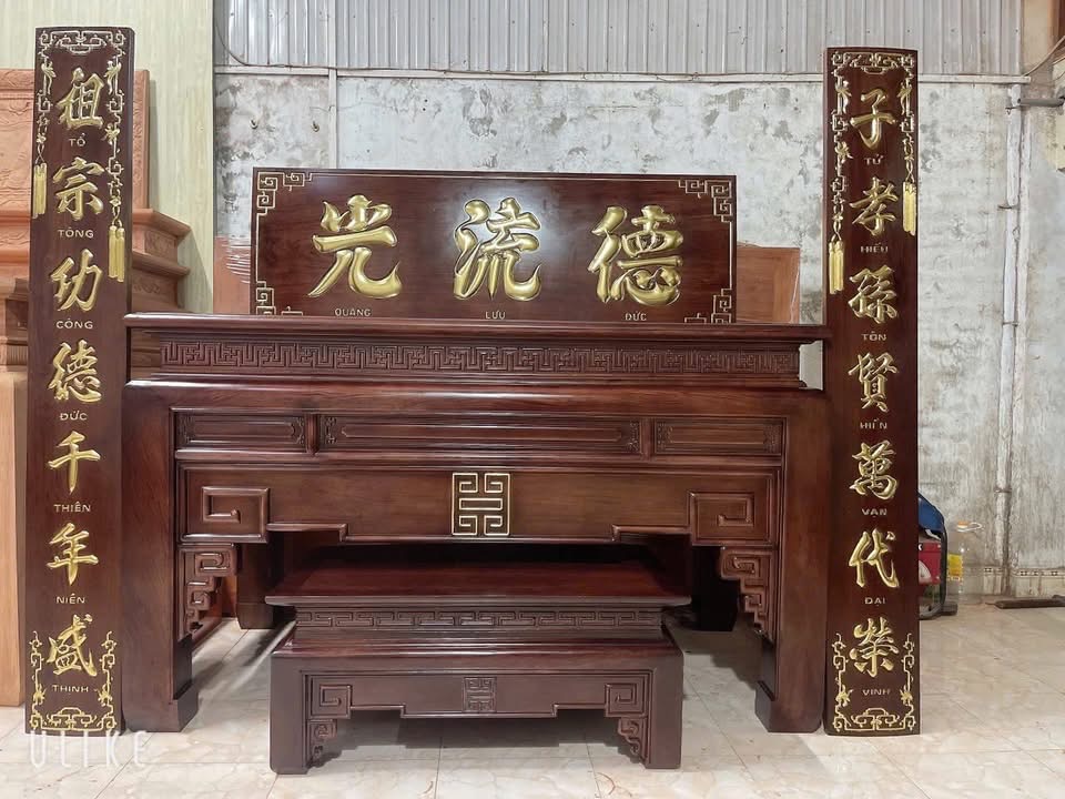 Án gian gỗ gõ đỏ – câu đối
