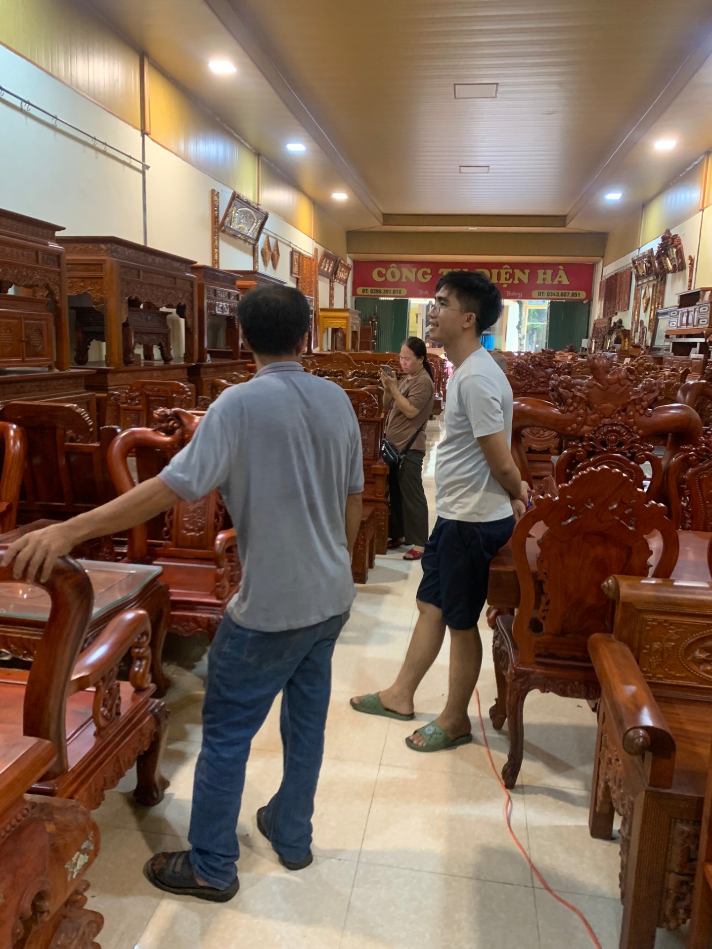 Khách hàng tham quan showroom Điện Hà